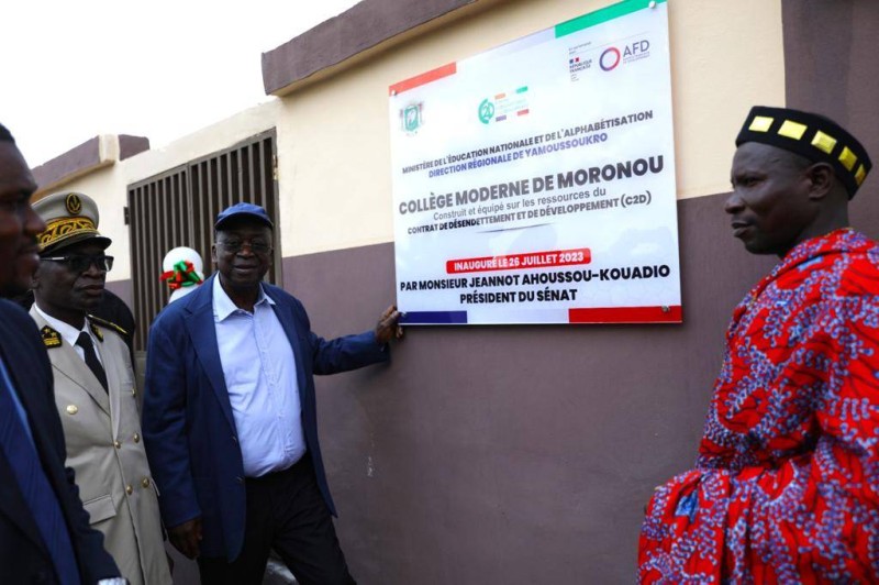 Jeannot Ahoussou-Kouadio a dévoilé la plaque du collège moderne.