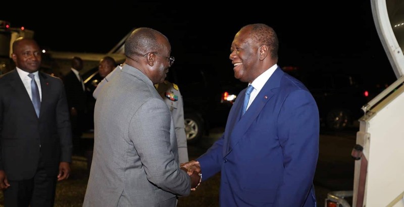 Poignée de mains entre le Président Ouattara et son Vice-président