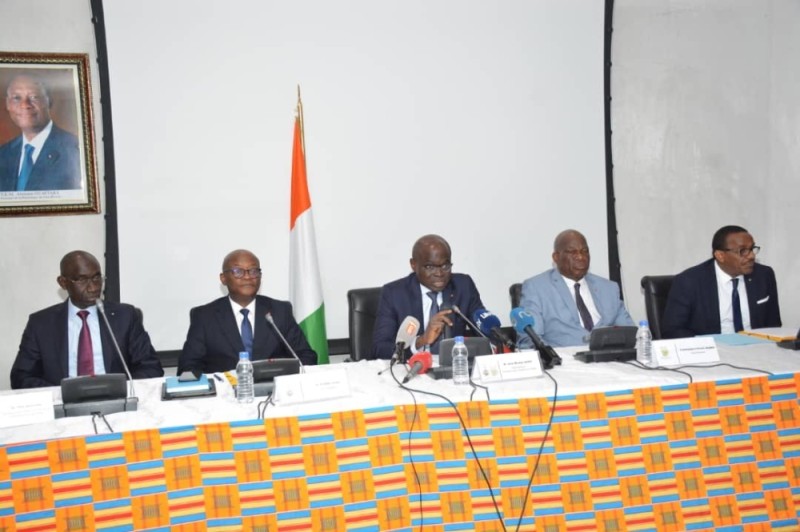 Par la voix du directeur de cabinet Jean Martial Adou (au micro), le ministre de la Communication et de l’Économie numérique a présenté l’intérêt des Ordres du mérite des secteurs évoluant sous son contrôle.