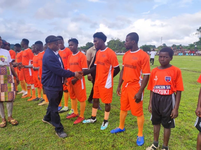 Le ministre N'Guessan Koffi a salué les joueurs des différentes équipes. (Ph: Dr)