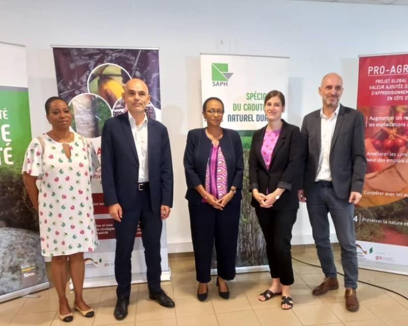 Les participants à la signatures de partenariat