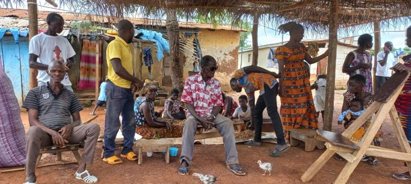 Par groupuscules de personnes, les causeries tournent autour de ce décès du Président Bédié. (Ph: Edgar Yeboué)