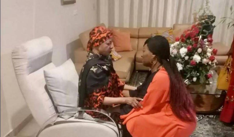 Sylvie Tagro épouse Soro (en orange) au chevet de Henriette Konan Bédié. (Dr)