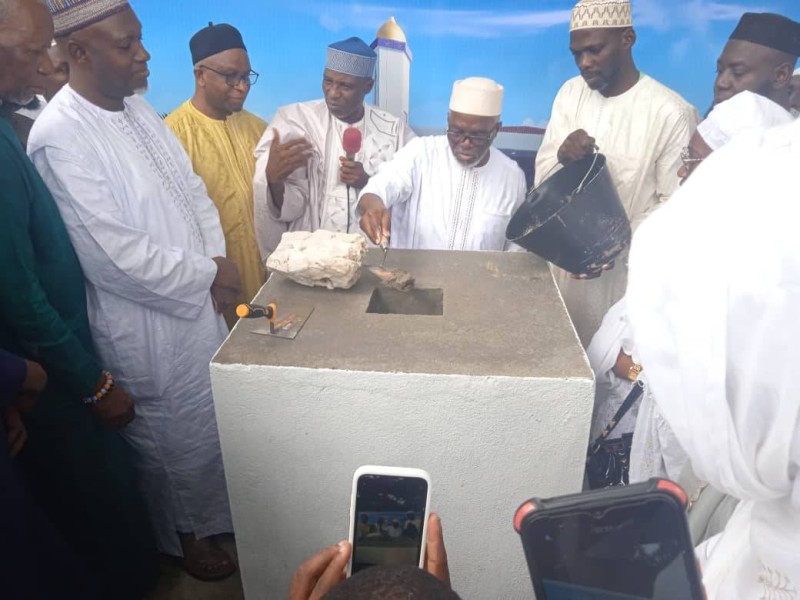 Pose de la première pierre de la mosquée. (DR)