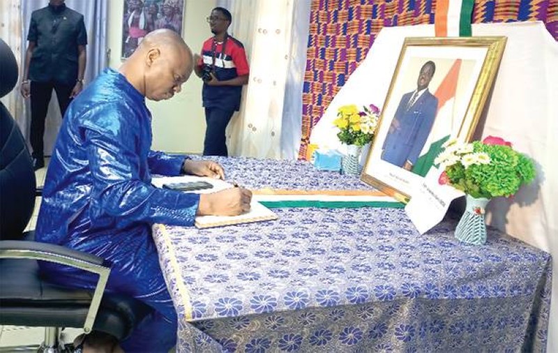 Une autorité du Burkina Faso signant le livr de condoléance Bédié