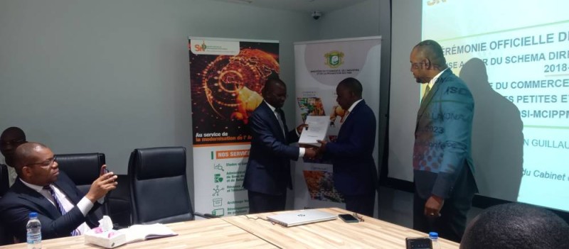 Le rapport a été remis au représentant du ministre Klo Ouattara (à droite).