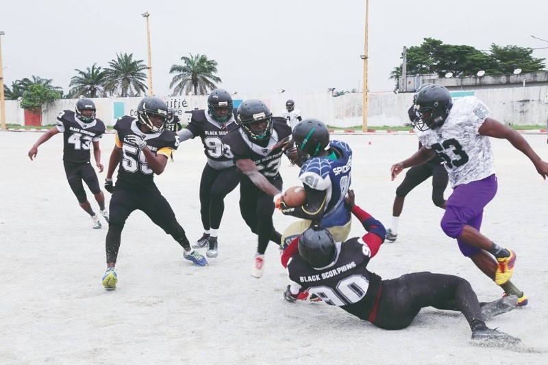 Des  joueurs du football américain en action. (Dr)