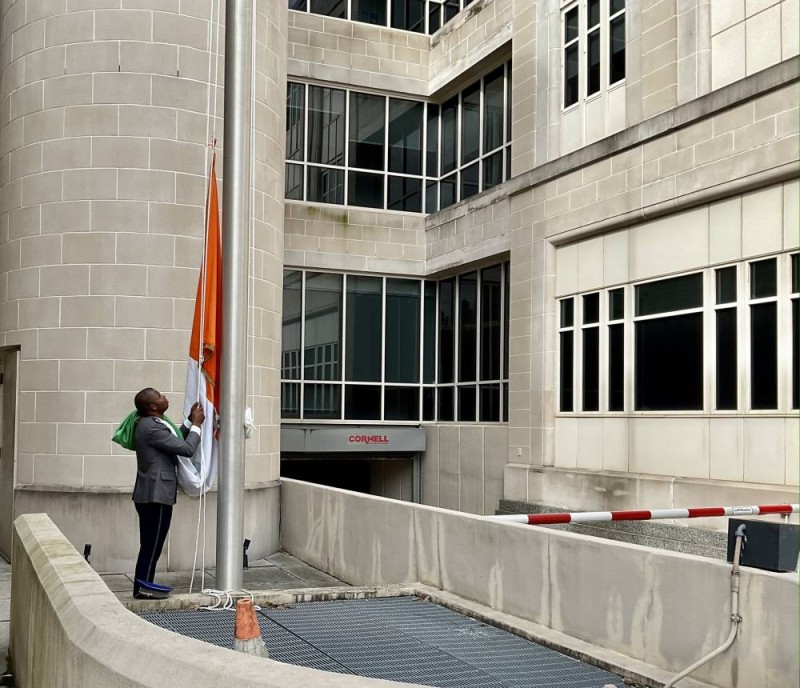 La montée du drapeau à l'ambassade de Cote d'Ivoire à Washington,DC