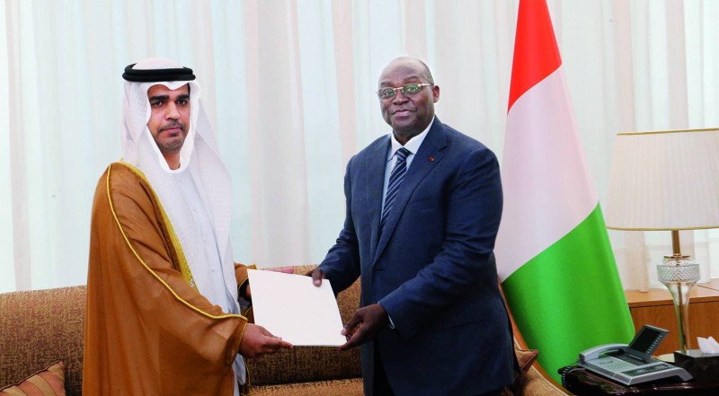 L’ambassadeur des Émirats Arabes Unis en Côte d'ivoire Ali Youssef Alnuaimi a remis une invitation du vice-président ivoirien pour la Cop 128 dans son pays (Photo Poro Dagnogo).