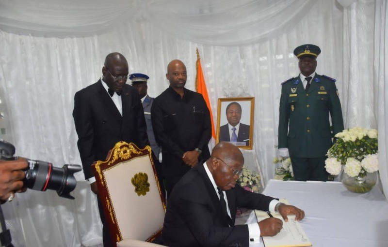 Le Président du Ghana Nana Addo Akufo signant le livre de condoléances, à l’ambassade de Côte d’Ivoire au Ghana