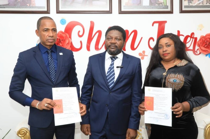 Yamoussa Coulibaly et son épouse ont par la même occasion reçu leurs cartes de missions diplomatiques. (Ph: Dr)