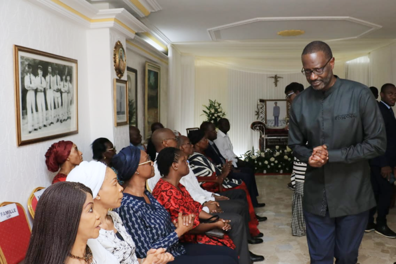 Tidjane Thiam présentant ses condoléances à la famille éplorée. (Ph: Dr)