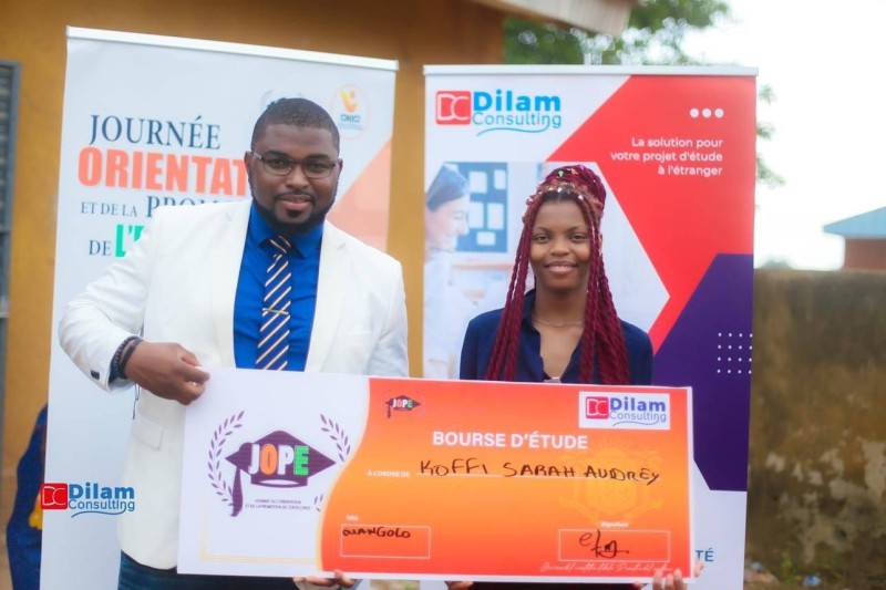 Koffi Audrey heureuse de recevoir sa bourse des mains de Dr Lamoussa Diabaté. (Ph: Dr)