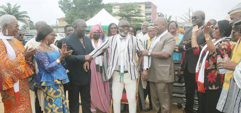 Doho Lucien en train d’être installé par les membres de l'association. (Ph: Dr)