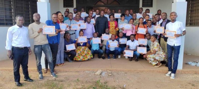 Le séminaire de formation s'est clôturé par la remise solennelle des attestations de participation.