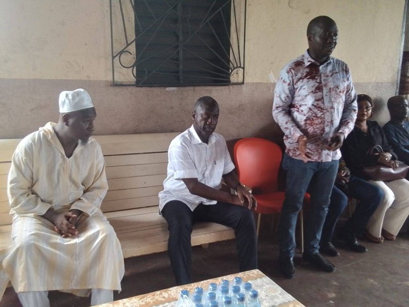 Bictogo échanges avec une famille au quartier Sikasso (Photo Bavane)