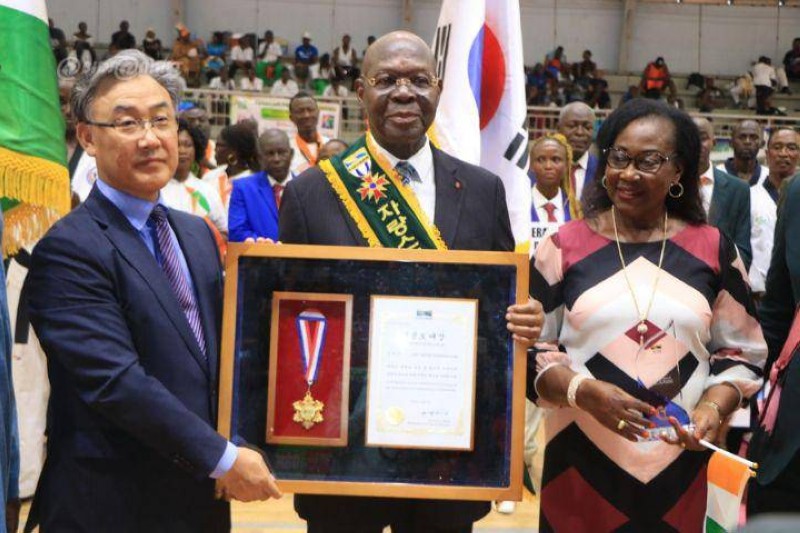 Le Général Ouassénan, accompagné de son épouse, le jour où l’Académie mondiale de taekwondo l'a immortalisé à Abidjan, en décembre 2019. (Archives Fraternité Matin)