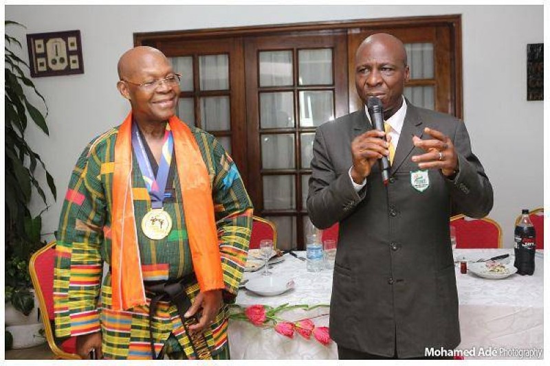 Le président Bamba Cheick Daniel a toujours été proche du Général Ouassénan (à gauche en dobok traditionnel). (Archives Fraternité Matin)