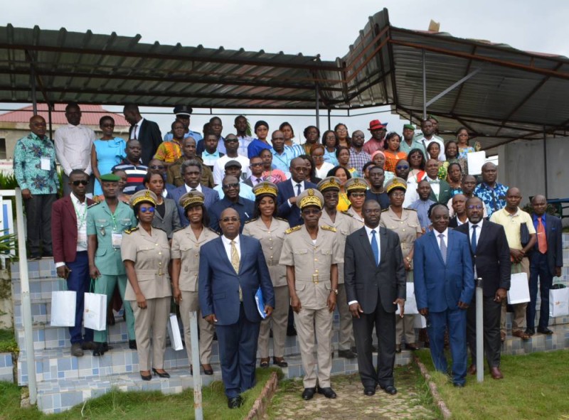 Les participants au séminaire autour du Dg et de la Sndi