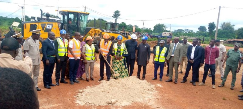 Ahoua N'Doli donne ici le premier coup de pioche des travaux. (Ph: Dr)