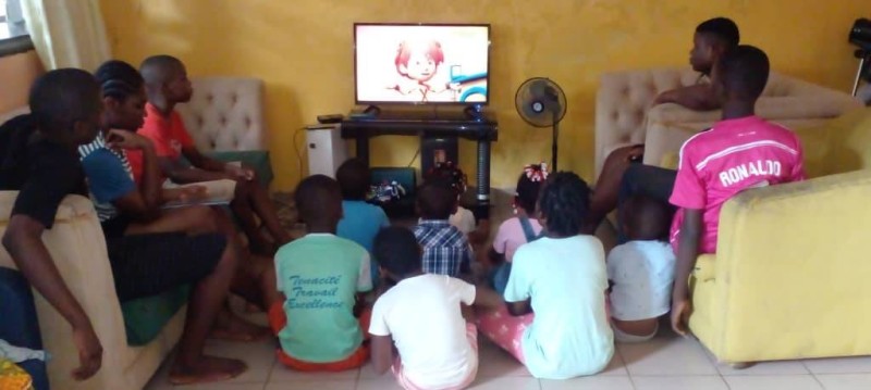 Le diktat des tout-petits en vacances commence par la monopolisation de la télé.