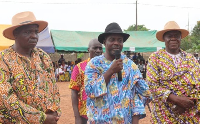 Ziké Samuel, Chef canton Dakua, avec sa gauche, le chef central de Galébré. (Ph: AIP)