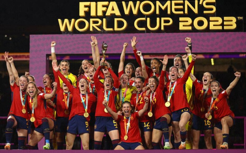 Les femmes footballeuses d'Espagne heureuses de remporter le trophée (DR)