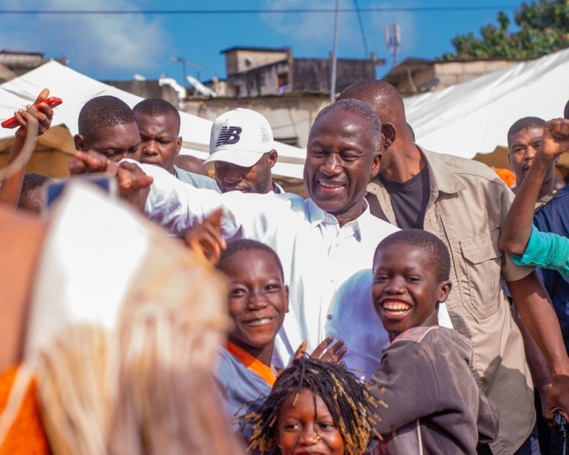 Adama Bictogo salué par les populations à son arrivée dans les quartiers. (Bavane)