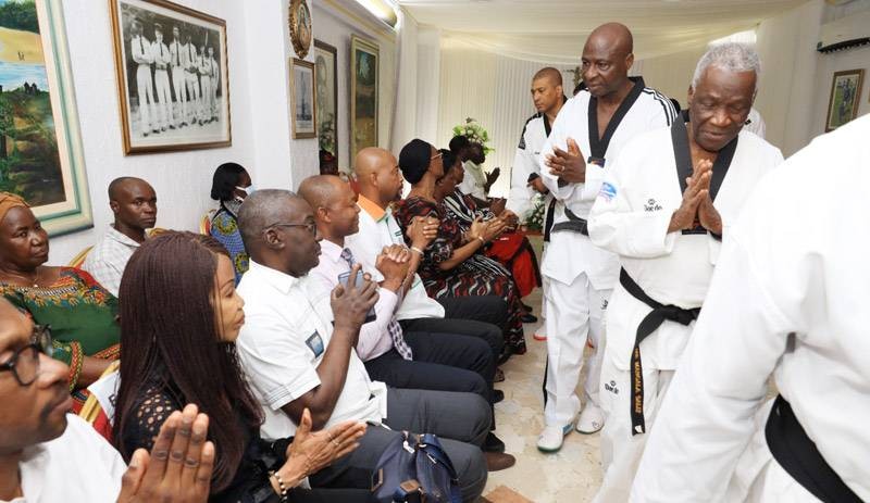 Les vétérans du taekwondo ivoirien sont allés réconforter la veuve du défunt. (Ph: Dr)