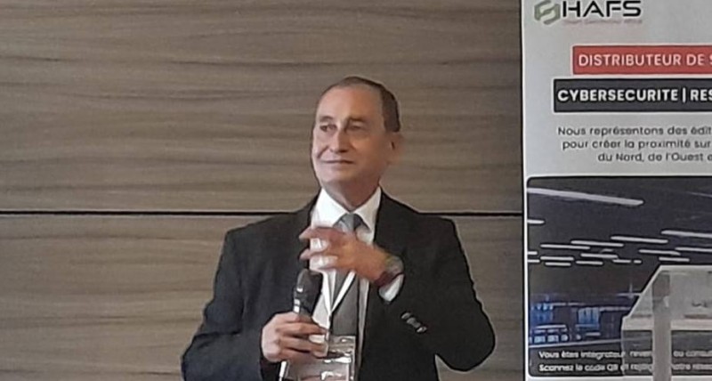 M Samir expliquant le bien fondé des produits de cybersécurité