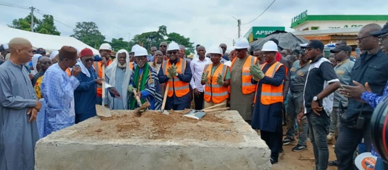 





Le ministre a lancé les travaux de bitumage au quartier Koko. 