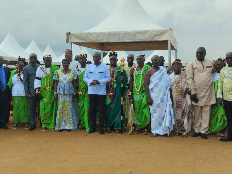 Photo de famille autour de Nanan Ebi Kouakou, Chef Central des ‘’Agba’’ d’Abidjan. 