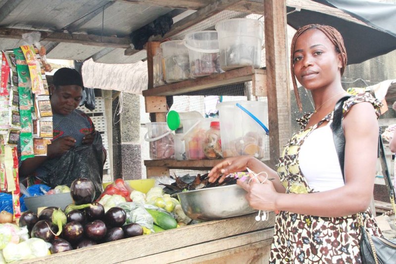 Annick Kamenan s'approvisionne tous les matins au marché avant de rejoindre son étal de vente d'Apf les après-midi. (photo Joséphine kouadio)