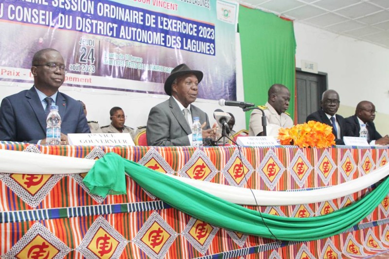 La 3e session ordinaire du conseil du district autonome des Lagunes a été présidée par le ministre gouverneur, entouré des conseillers et des autorités administratives locales (Ph: Josephine Kouadio )