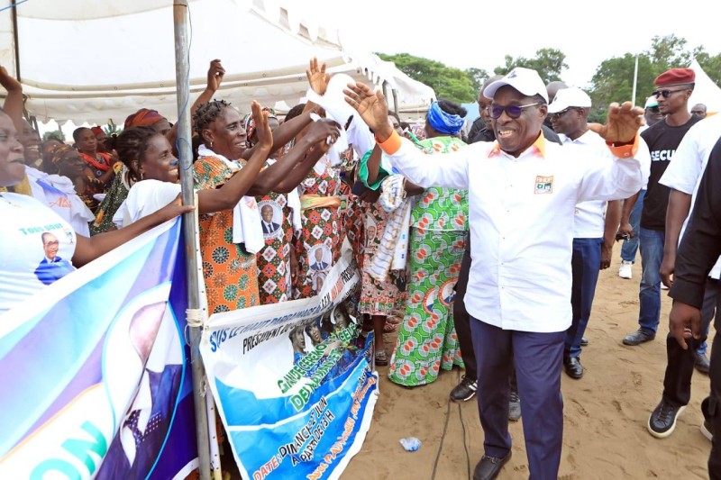 





Le candidat du Rhdp pour le conseil régional a été accueilli dans la liesse à Adiaké où il a lancé sa campagne. 




La présidente du Cndh, Namizata Sangaré. (PHOTOs : DR) 