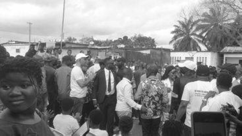 





Michel Gbagbo en parfaite communion avec des habitants du quartier Gesco. 