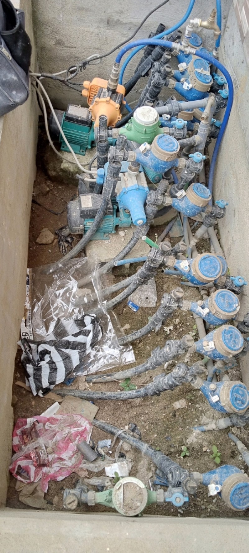 Face à la situation, des ménages installent des machines sur les compteurs pour booster la poussée de l'eau.