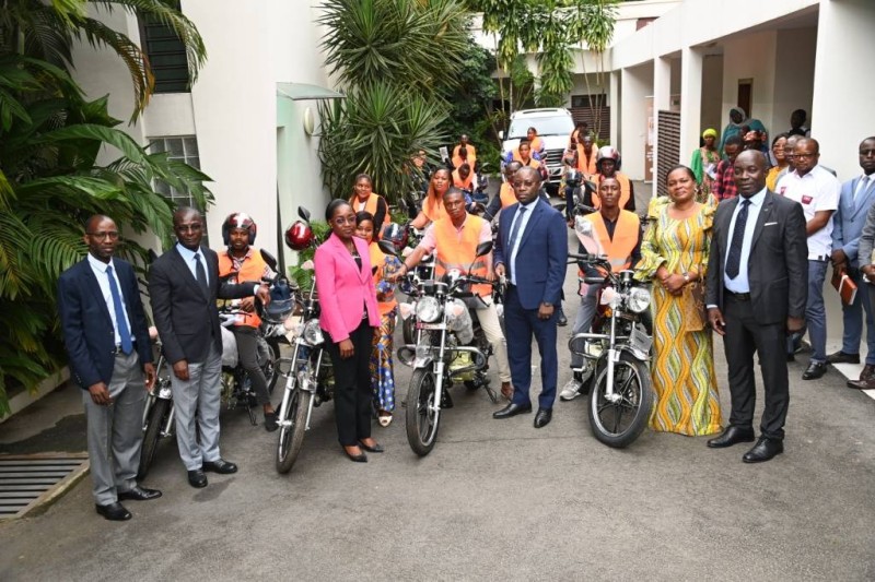 N'Da Nadia, chef de cabinet de la Première dame (au centre) a présidé la cérémonie de remise officielle des engins aux agents. (Photo : Dr)