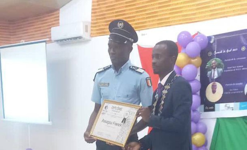Le commissaire Issiaka Soumahoro recevant son prix (DR).
