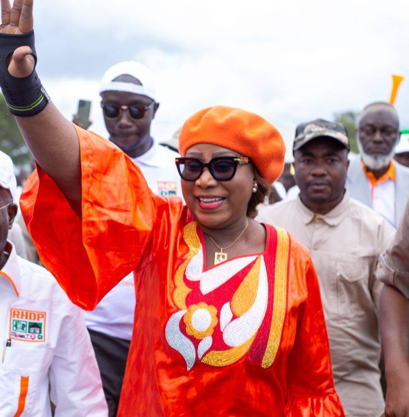 Dr M'Bahia Bamba Maférima, la main levée vers la foule, a appelé à une victoire écrasante du Rhdp au soir du 2 septembre. (Ph: Dr)