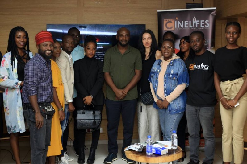 Les participants satisfaits posent avec l'intervenant Alex Ogou. (Ph: Dr)