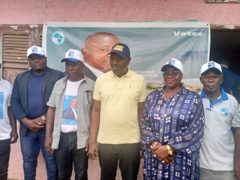 Le candidat du Ppa-CI, Mangoné Bauhi-BI Patrick (3e à partir de la droite) invite les populations d’Abobo à opérer le bon choix. (Ph: Dr)