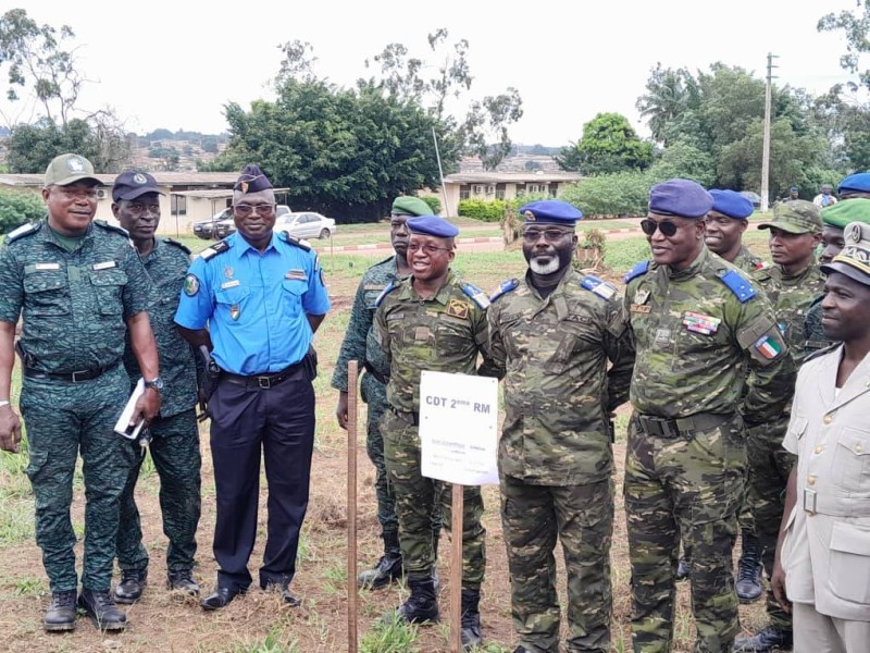 Photo de famille avec le général de division Dem Ali Justin, chef d'Etat-major de l'armée de terre. (Ph: Bipa)