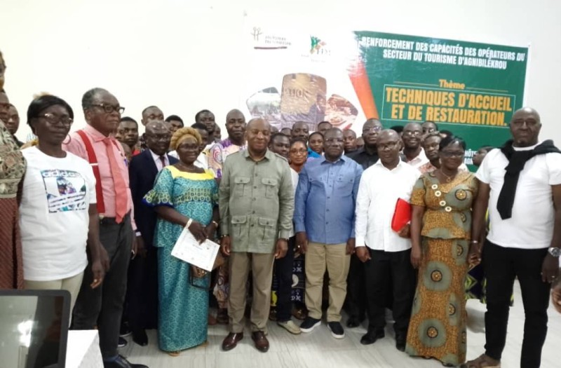 Les participants au seminaire autour du ministre Siandou Fofana et du président du Fdt M. N'Guettia
