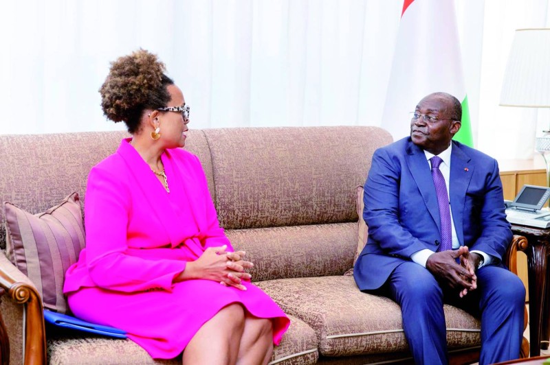 Le vice-Président Tiémoko Meyliet Koné et l’ambassadeur des États-Unis en Côte d’Ivoire, Jessika Davis Ba, se sont réjouis des valeurs de paix et de démocratie que partagent leurs deux pays (Ph: Présidence)