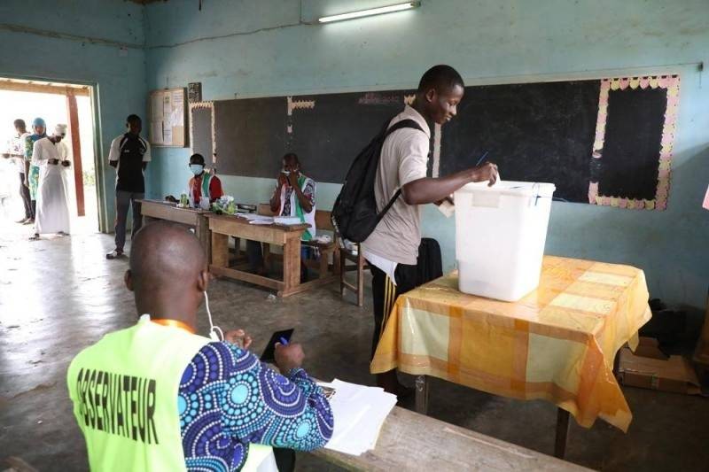 Un électeur à Bonoua en train d'accomplir son devoir citoyen (Ph: Honoré Bosson )