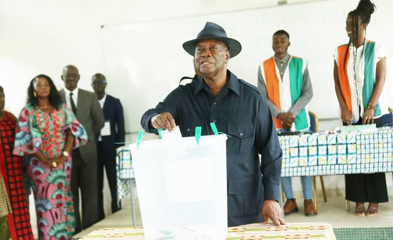 Le Président Alassane Ouattara en train de voter. (Ph: Sébastien Kouassi) 