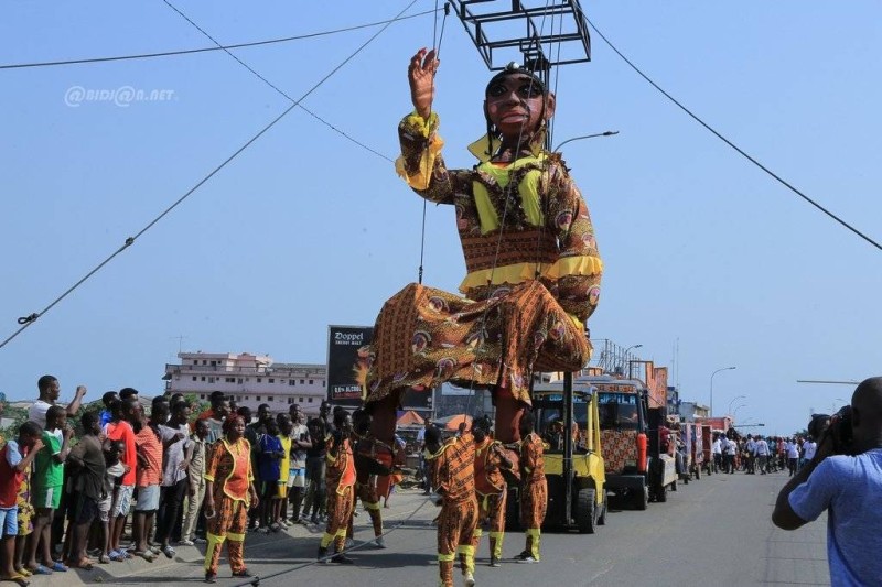 Parade dans les rues de Yopougon, lors du lancement du Masa 2022. (DR)