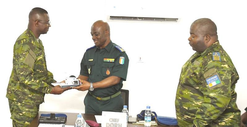 Remise des documents administratifs au chef Bipa entrant, le Lieutenant-colonel Bodjo Assagou Jean-Marie (à gauche). (Ph: BIPA)