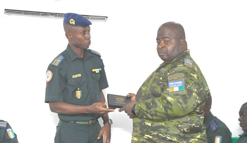 Remise du coffret par l'adjoint au chef Bipa au nom du personnel au chef Bipa sortant, Colonel Otchelio Gnahé Etienne (à droite). (Ph: BIPA)